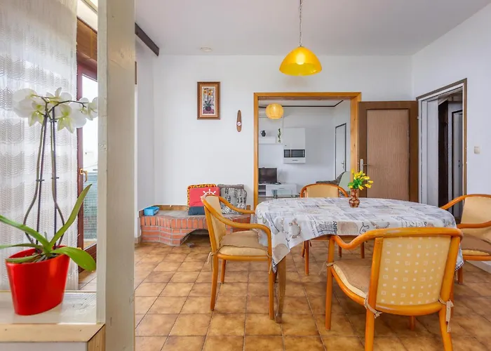 In With Kitchen Lovran